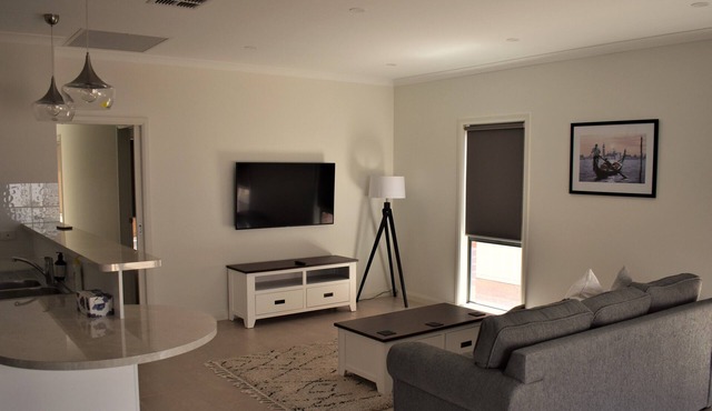 Cherry Villa 2: Luxurious 3BR Inner City Townhouse in Mildura. Free WIFI.