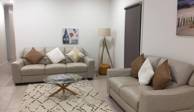 Cherry Villa 3: Luxurious 3BR Inner City Townhouse. Free WIFI.