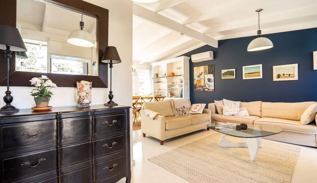 Chiara`s Art Cottage | Coastal Garden Retreat