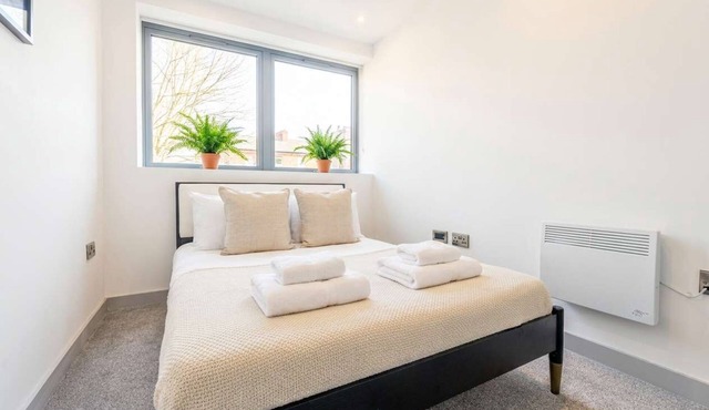 Chic 1BR Central Apartment Minutes to Station