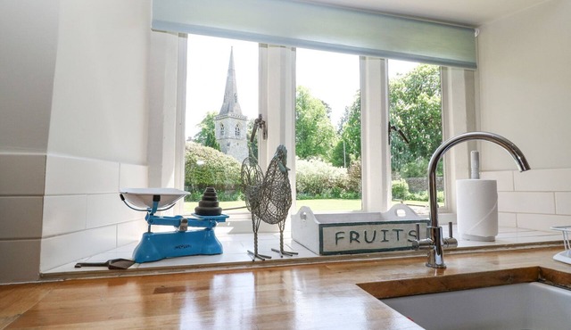 CHURCH VIEW (LOWER SLAUGHTER), family friendly in Lower Slaughter