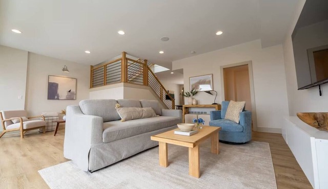 Cincinnati City View Retreat + Rooftop Patio + 2-Car Garage - Sleeps 12