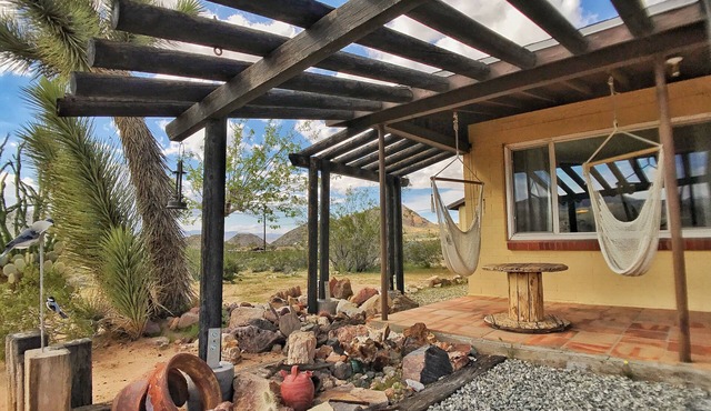 Clever Rabbit: 5-Acre Retreat Joshua Tree National Park with Starlink Internet