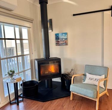 Coastal Sanctuary, Spa, EV friendly, Pet Firendly with Fireplace, wood provided Just 50m to Kilcunda Beach and 100m to the Ocean View Hotel The Sticks and Copper Door Kitchen Accessibility Friendly