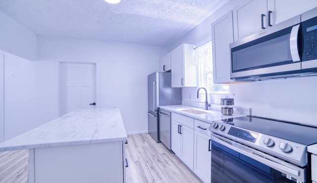Come visit The Sunflower House! 4 bedrooms 2 baths in Ashtabula Harbor with WIFI