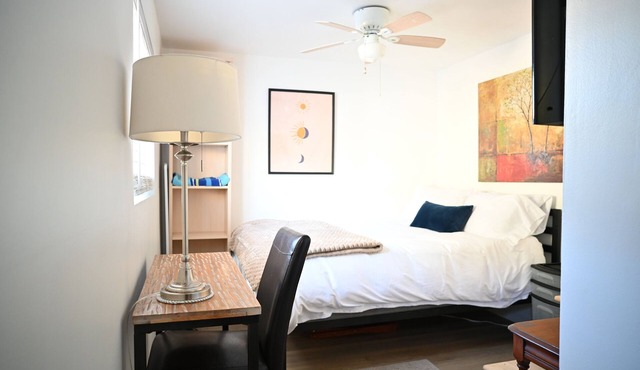 Comfortable 1BR Studio for Two - Walkable Location + Jacuzzi