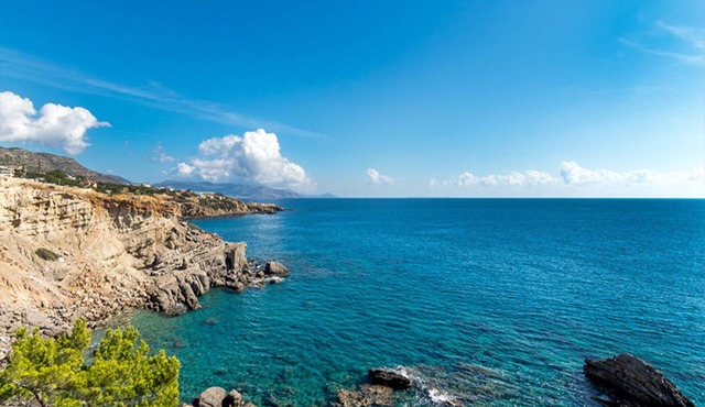 comfortable villa beach walk on direct sea views, quiet, 4 + 1people