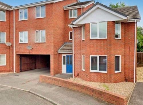 Comfy 2-bedroom Flat with Private Parking