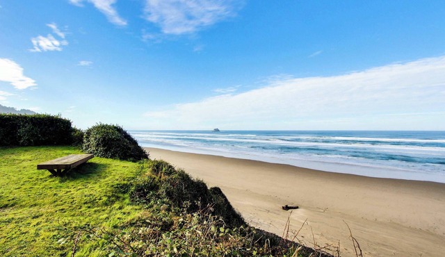 Comfy oceanfront home three blocks to the beach with amazing views - dogs OK