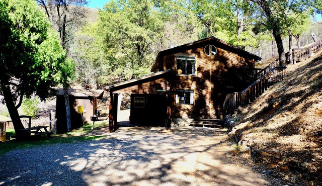 Cool Hippie House off Highway 140 and 27 miles from Yosemite Valley