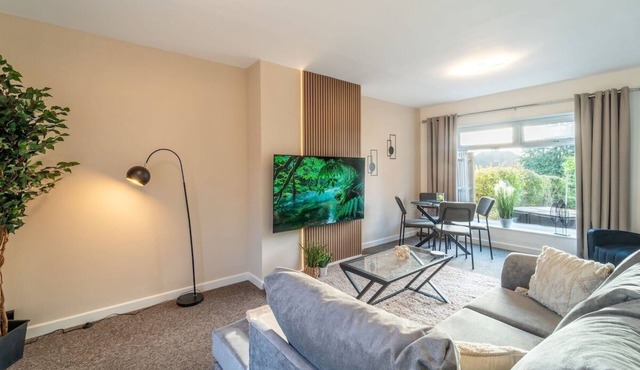 Cosy 3-Bed House With Parking | 5 Mins to QE & Uni