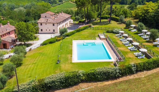 Cosy apartment in villa for 4 guests with WIFI, pool, A/C, TV, terrace and pets allowed