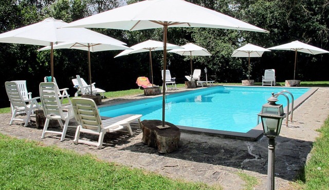 Cosy apartment in villa for 8 people with WIFI, pool, TV, patio and pets allowed