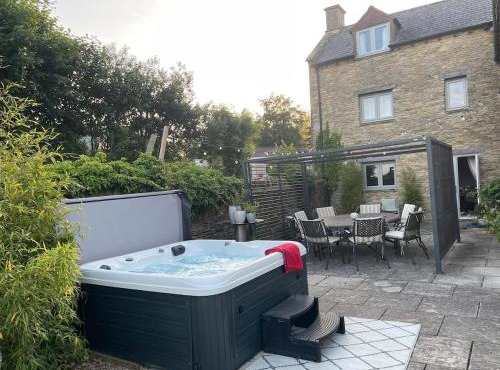Cotswold farmhouse with Hot tub near Castle Comb
