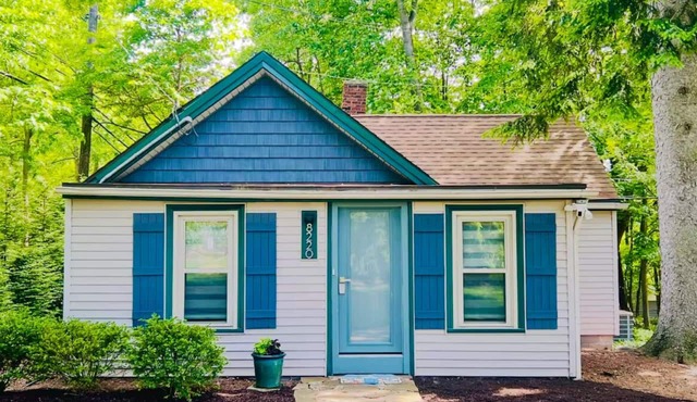 Cozy 1-bedroom cottage in nice Broadview Heights with A/C and free parking