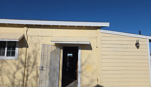 Cozy 1-bedroom chalet in beautiful Palmdale with Evaporative (swamp) cooler.