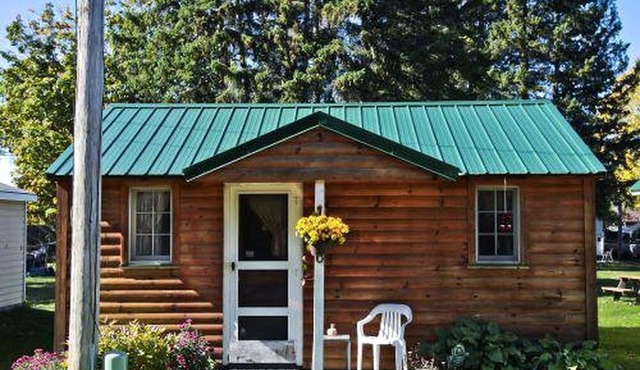 Cozy 1BR Lake Cabin Near Mackinaw City on Paradise Lake, Michigan
