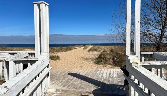 Cozy 2-bedroom cottage in Beachwalk with AC