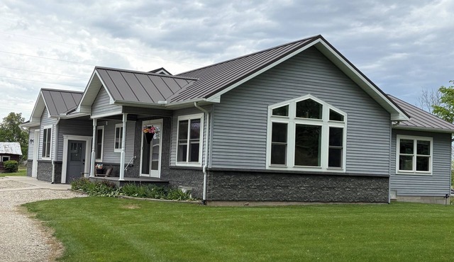 Cozy Amish farm house. Perfect for large family gatherings with two kitchens!