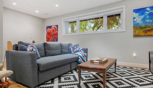 Cozy and Clean 2BR Basement Suite In The Heart of Calgary