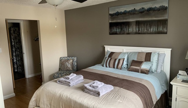 Cozy Condo close to LRT, Stadium and Expo Center.