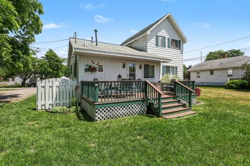 Cozy Downtown Cottage Near Beach and Pier