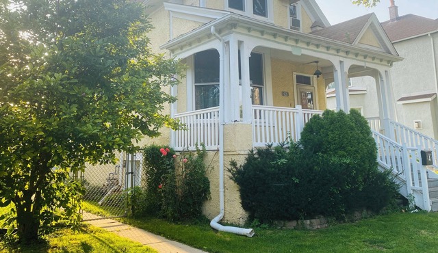 Cozy & new en-suite in charming home near Downtown, La Grange