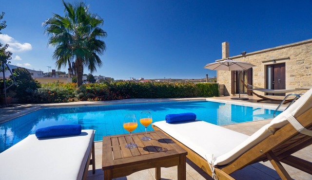 Cozy Stone Villa, 3 BD, 2 BA, private pool