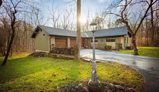 Cozy Wooded Lodge - 15 mins to Indy