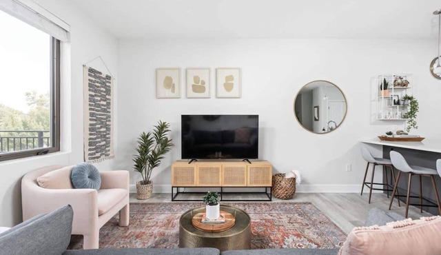 CozySuites Spacious 2BR at Meridian Kessler