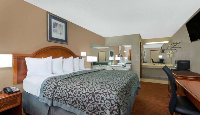 Days Inn by Wyndham Maumee/Toledo