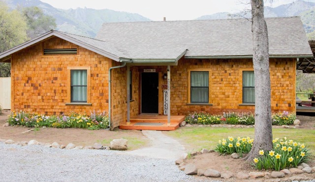 Deer Hollow Cabin - A family-friendly 3-bedroom cabin in charming Three Rivers