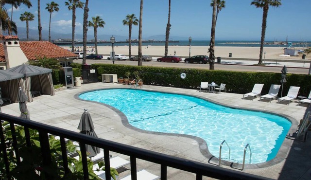 Deluxe King Escape! Pool, Courtyard Gardens & Walk to Stearns Wharf Adventures