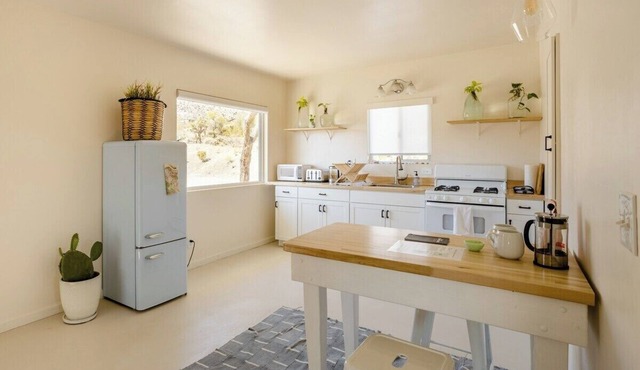 Desert View Hideaway & Vintage Airstream in Joshua Tree