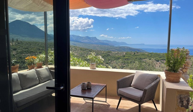 Detached comfortable stone house with wonderful views 10 min from the sea