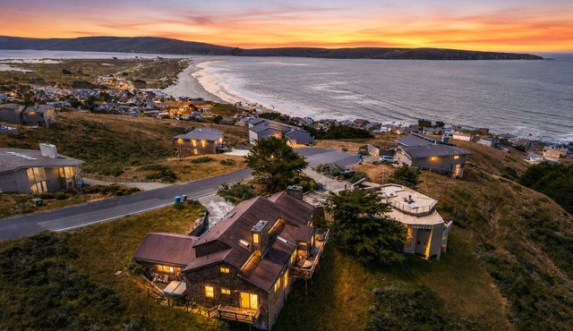 Dillon Beach 5-Star! Near Beach, Hot Tub~Game Room Dog-OK Northern Lights