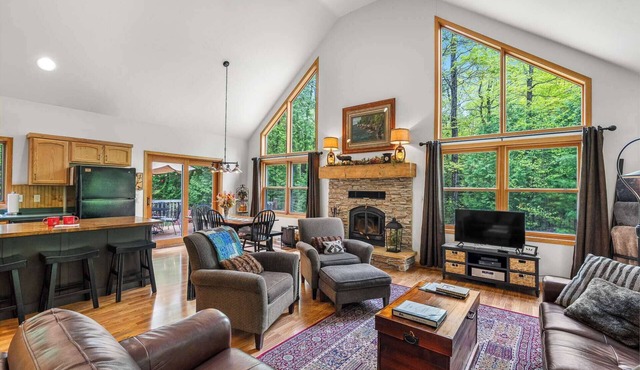 Dog-Friendly Three Little Birds Cottage on 3 Acres