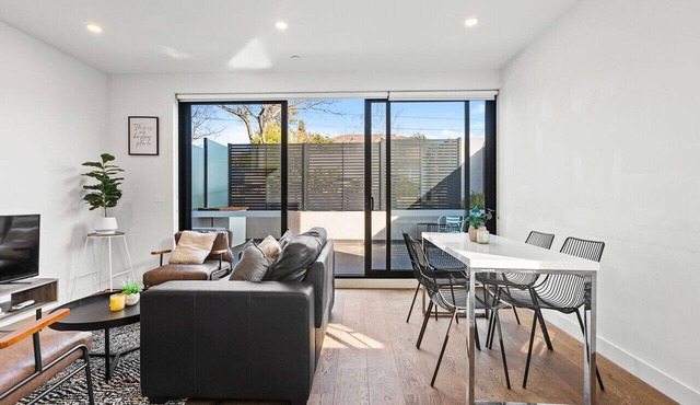Domi Rentals - The Balaclava Apartment