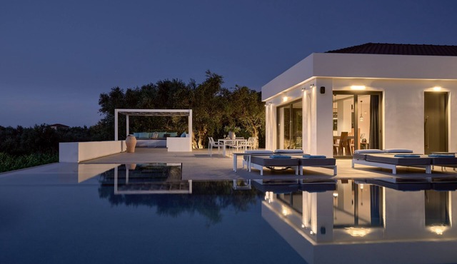 Drallos Luxury Villa - Private Heated Pool & Large Groups