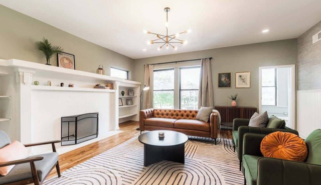 Dwellish Rentals - Hyde Park Luxury Stay 5BR Near Lake & UChicago