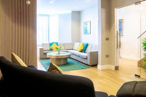 Edge14- spacious, stylish and near the beach!