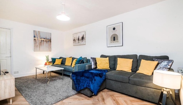 Elegant 3BR Family Home - Parking - Wi-Fi - Oldbury