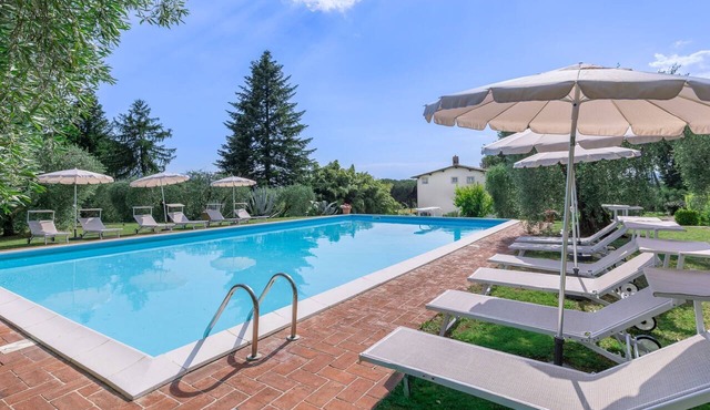 Elegant villa with pool and garden, 10 km from Lucca and around 40 minutes from the Versilia coast