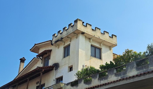 Elenis villa 190sqmeter with private parking and garden 10min away from Thessaloniki centre