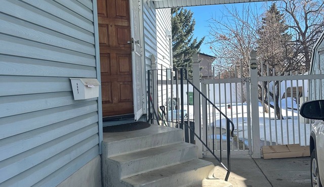 Enjoyable 4-bedroom bungalow with AC/heating in vibrant Calgary.