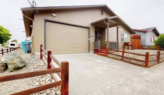 Entire Duplex Oasis/4BR, 4BA, Garages, Sleeps 12