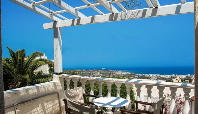 Entire private Suite Sea Full View with balcony, shared pool and Air conditionin