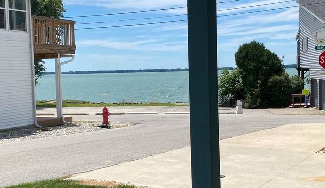 Excellent Lake View 2Bdrm Cottage in Small Neighborhood Near Shopping & Dining