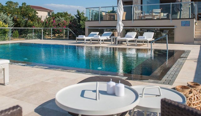 Exceptional villa with pool on the seafront
