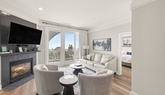 Experience comfort in Maritime Lakeview Suite 406, a 2-bedroom condo in Bay Harbor.